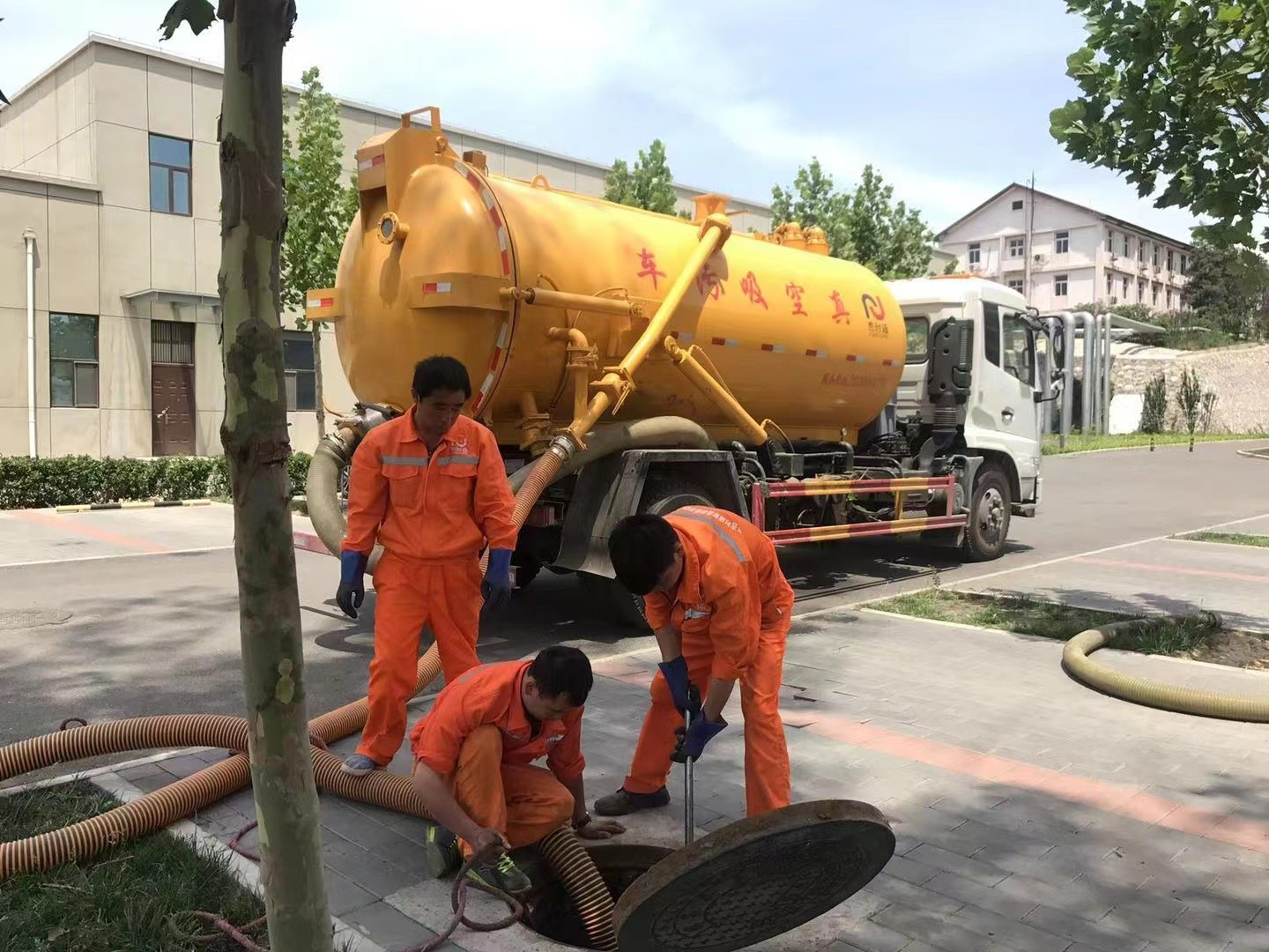 晋江管道疏通车停在窨井附近